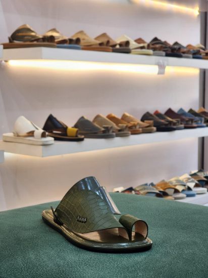 صورة شرقي نقش تمساح جلد طبيعي ارضيه مرنه ومنخفضه